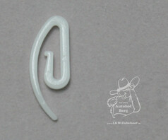 Ein wei�er, universaler Gardinenhaken aus Kunststoff auf grauem Hintergrund.