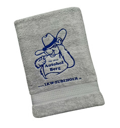 Graues Baumwollhandtuch mit blauem Autohof Berg Logo und den Schriftz�gen "Am alten Autohof Berg" und "www.LKW-ZUBEHOER.de".