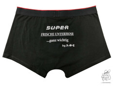 Schwarze AST Boxer Short aus Baumwolle mit rotem Bund und wei�em Aufdruck: SUPER FRISCHE UNTERHOSE.