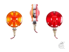 Spiegellampen f�r LKW in Rot und Orange mit silberfarbenem Sockel, aus verschiedenen Perspektiven gezeigt.