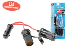 Schwarze, hochbeanspruchbare Zigarettenanz�nder-Steckdose 2er universal mit Stecker und zwei Buchsen, verbunden durch rote Kabel.