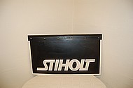 Schwarzer Gummi-Schmutzf�nger mit wei�em STIHOLT Schriftzug.