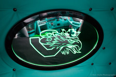 Ovaler beleuchteter Spiegel mit schwarzem Rahmen und gr�n leuchtendem Scania Greif Motiv, montiert im LKW.