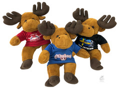 Mehrere braune Pl�sch-Elche mit T-Shirts. Ein rotes Shirt zeigt 