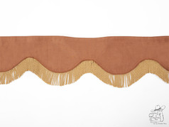 Braune Scheibenbord�re im Alcantara-Stil mit goldenen Fransen und Wellenform.