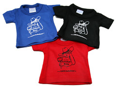 Minishirts aus Baumwolle in Blau, Schwarz und Rot mit Autohof Berg Druck.