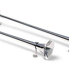 Ein gl�nzendes Edelstahl-Doppelhorn-Set f�r LKW mit Trichterst�tzen.