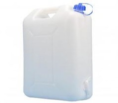 Transparenter Wasserkanister aus Kunststoff mit blauem Deckel und integriertem Hahn.