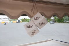 H�ngende helle Kunstleder-W�rfel mit Kronen-Stickerei im LKW.