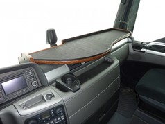 Gro�e Ablage f�r MAN TGX Armaturenbrett mit Holzrand, dunkler Oberfl�che und Ausschnitt f�r Spurassistent.