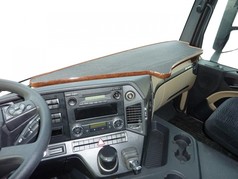Tisch passend f�r Actros MP4/MP5, dunkelgrau mit Holzoptikrand, auf dem Armaturenbrett im LKW-Fahrerhaus.