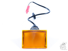 Rechteckige orangefarbene Lampe f�r Old School Sonnenblende mit schwarzem Kabel und rotem Anschluss.