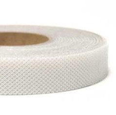 Rolle wei�es, selbstklebendes Klettband (Haftband) auf braunem Kern.