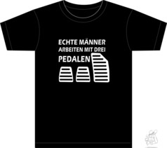 Schwarzes T-Shirt mit wei�em Aufdruck "Echte M�nner arbeiten mit drei Pedalen" und drei Pedalsymbolen.
