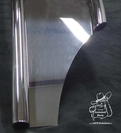 Gl�nzendes Scheibengitter aus Metall mit gebogenen Kanten, montiert an polierten Haltegriffen f�r Actros MP 4.