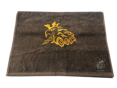 Braunes Handtuch mit goldener, stilisierter LKW-Stickerei.