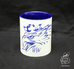 Wei�e Tasse mit blauem Innenbereich und blauem Druck eines gekr�nten Adlers.