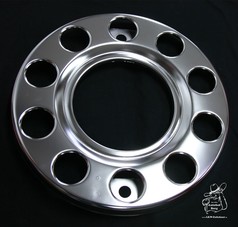 Gl�nzendes Wheel Cover aus Edelstahl mit runden Aussparungen auf schwarzem Grund.