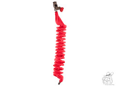 Roter, spiralf�rmiger �berzug f�r Luftschlauch aus leicht gl�nzendem Textil auf wei�em Hintergrund.