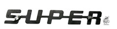 Metallschild mit dem Schriftzug "SUPER" in dunklem, rostigem Design.