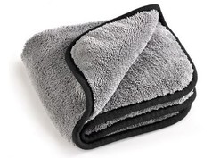 Graues, hochfloriges Mikrofasertuch mit schwarzem Saum, gefaltet.