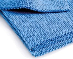 Blaues, gefaltetes Pflegetuch aus Mikrofaser mit randloser Kante.