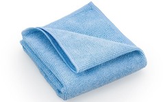 Ein hellblaues Mikrofasertuch, gefaltet, mit sichtbarer feiner Struktur.