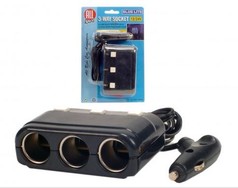 Dunkelgraue 3er-Steckdose mit Stecker und blauen Anzeigel�mpchen. Verpackung mit 