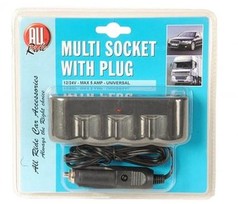 Schwarze 4er Steckdose mit Zigarettenanz�nderstecker in Blisterverpackung.