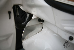 Gl�nzende Edelstahlblende, montiert am wei�en Trittbrett eines Scania R 2 Lastwagens.