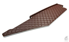 Brauner LKW-Tisch, lang, mit Kunstlederbezug und Rautensteppung.