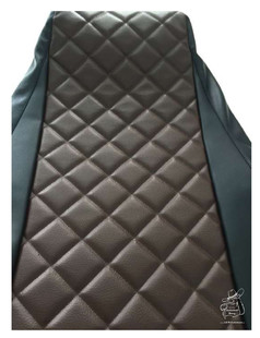 Brauner, gesteppter Sitzbezug aus Lederimitat mit schwarzen Seiten.