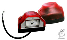 Rote LED-Kennzeichenleuchten mit schwarzem Sockel und klarem LED-Panel. Eine Leuchte zeigt das Anschlusskabel.