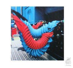 Rote und blaue spiralf�rmige �berz�ge f�r Luftschl�uche an einem LKW.