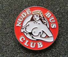 Runder roter Pin mit wei�er, freiz�giger Frauenfigur und dem Text "NUDE BUS CLUB".