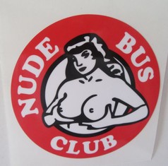 Runder roter Aufkleber mit wei�er Pin-up-Frau und dem Text "NUDE BUS CLUB".