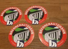 Runde Brenner Autobahn Aufkleber mit rotem Rand, zeigen eine Autobahnbr�cke in den Bergen.