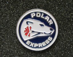 Runder Scandi Pin mit blauem Hintergrund, wei�em Eisb�renkopf und rotem Symbol. Text: Polar Express.