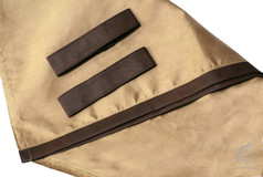 Helle Rundumgardine aus Wildlederimitat mit brauner Lederkante und zwei passenden braunen Befestigungsschlaufen.