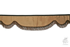 Beige Scheibenbord�re aus Wildlederimitat mit gewelltem Rand und dunklen Fransen.