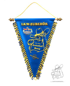 Blauer Wimpel "Berg" mit gelbem "LKW-ZUBEH�R" Schriftzug, B�ren-Motiv und "Am alten Autohof Berg". Mit goldener Stange und Fransen.