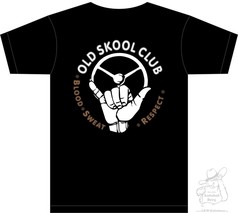 Schwarzes T-Shirt mit wei�em Old Skool Club Aufdruck, der eine Hand am Lenkrad und die Worte Blood, Sweat, Respect zeigt.
