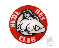 Runder, roter 3D Nabensticker mit wei�-schwarzer Illustration einer topless Frau und dem Text "NUDE BUS CLUB".