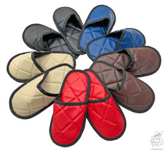 Mehrere Paare gesteppter Pantoffeln in verschiedenen Farben: Rot, Beige, Braun, Blau und Schwarz.