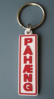 Scandi PAHAENG Schl�sselanh�nger mit wei�em, rechteckigem Emblem, rotem PAHAENG Schriftzug und goldfarbenem Ring.