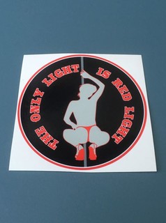 Runder Aufkleber "Red Light" mit schwarzem Kreis, rotem Rand und grauer Figur. Text: "THE ONLY LIGHT IS RED LIGHT".