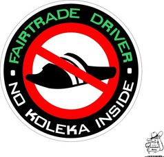 Runder Aufkleber mit Verbotsschild f�r Badelatschen und den Texten "FAIRTRADE DRIVER" und "NO KOLEKA INSIDE".