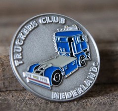 Runder, metallischer Pin mit blau-wei�em LKW-Motiv und dem Schriftzug "Truckers Club Nederland".