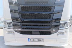 Frontansicht eines wei�en Scania S 650 LKW mit tiefer Sto�stange und wei�er Spoilerverl�ngerung.