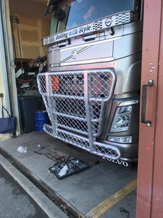 Silberne Aluminium Bull Bar an der Front eines beigefarbenen Volvo FH LKW.
